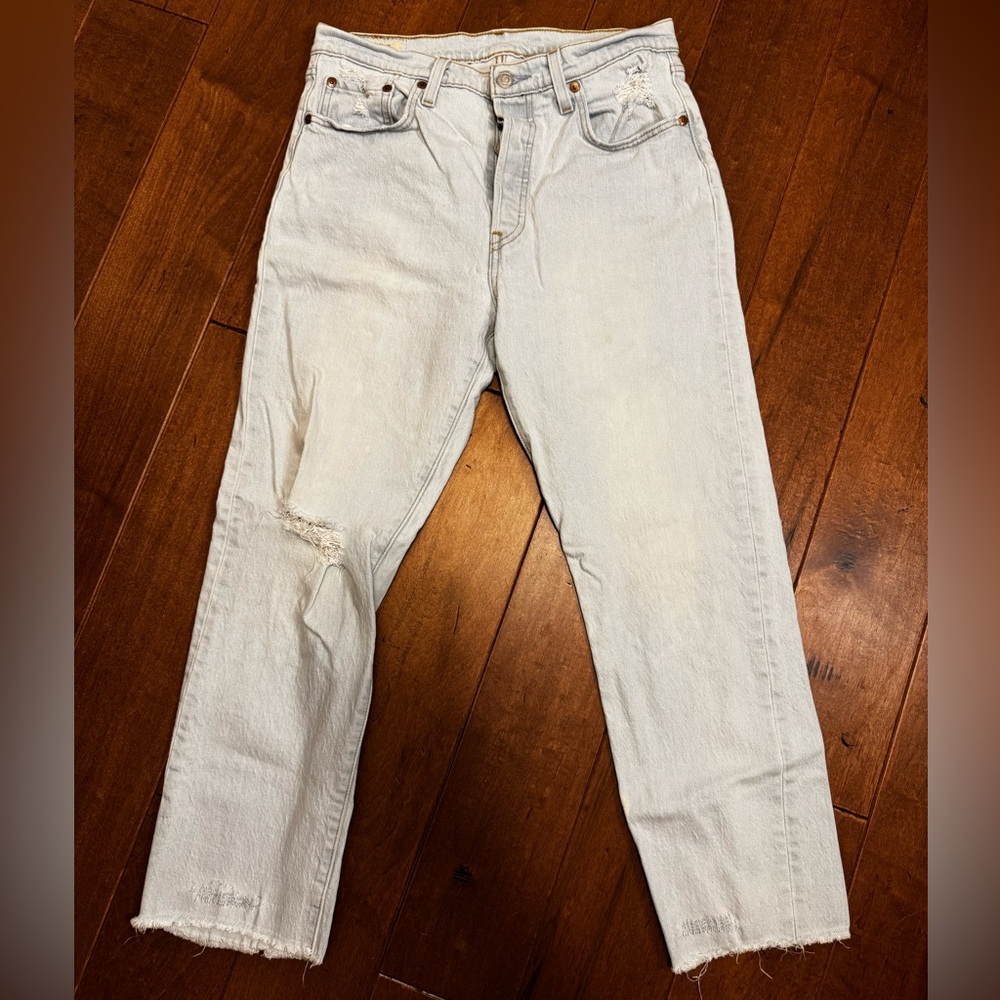 Womens Levi’s 501s Light Wash Distressed Jeans | VGUC | Size 29